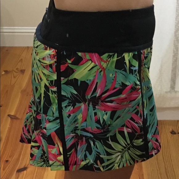 Fabletics skirt with attached shorts - Picture 3 of 7